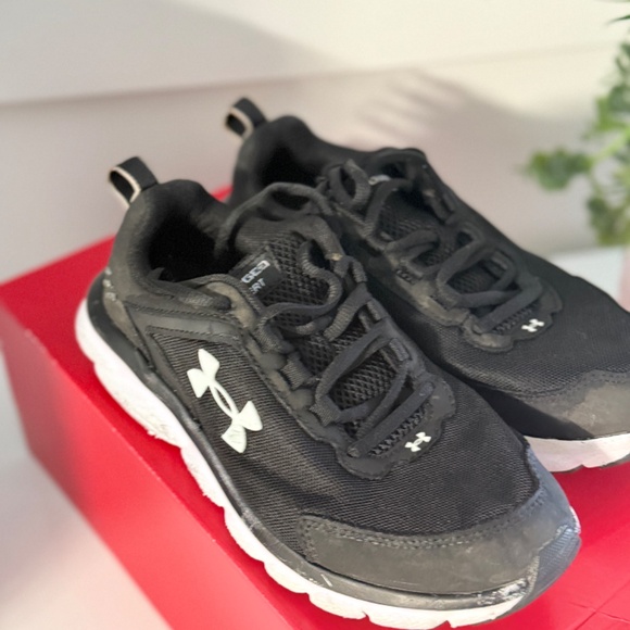 Under armour shoes - Picture 2 of 3